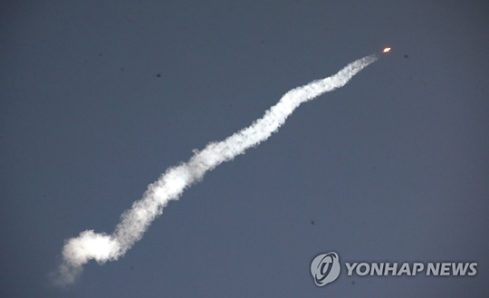 (고흥=연합뉴스) 한국형발사체(KSLV-2) ‘누리호’의 엔진 시험발사체가 28일 오후 고흥 나로우주센터에서 발사되고 있다.