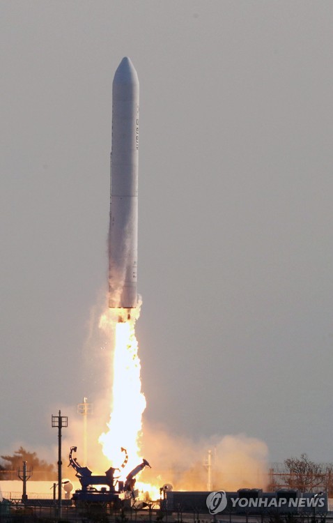 (고흥=연합뉴스) 한국형발사체(KSLV-2) ‘누리호’의 엔진 시험발사체가 28일 오후 고흥 나로우주센터에서 발사되고 있다. [사진공동취재단]