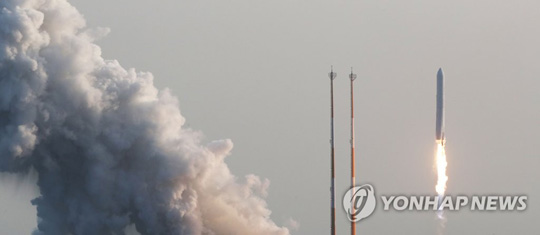 (고흥=연합뉴스) 한국형발사체(KSLV-2) ‘누리호’의 엔진 시험발사체가 28일 오후 고흥 나로우주센터에서 발사되고 있다. [사진공동취재단]