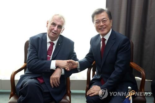 (뉴욕=연합뉴스) 문재인 대통령이 지난 19일 오후 (현지시간) 뉴욕 유엔 본부에 있는 경제사회이사회 의장실에서 밀로쉬 제만 체코 대통령과 정상회담에 앞서 악수하고 있다.