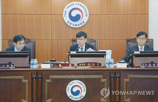 (세종=연합뉴스) 김상조 공정거래위원장이 지난 22일 정부세종청사 심판정에서 현대모비스의 거래상지위남용행위 관련 동의의결절차 개시신청 건을 심의하는 전원회의를 주재하고 있다. 2017.11.26 [공정거래위원회 제공=연합뉴스]
