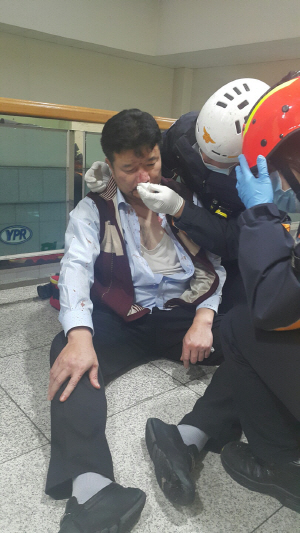 노조원들에게 집단 구타를 당한 유성기업 김모 상무가 119대원들로부터 응급처치를 받고 있다. 유성기업 제공