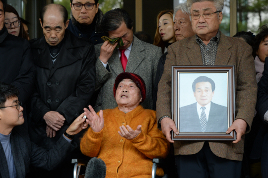 대법원이 29일 오전 일제강점기 강제징용 피해자들이 미쓰비시중공업을 상대로 낸 손해배상청구 소송에서 원고 승소 확정 판결을 내린 후 근로정신대에 끌려갔던 김성주(90·앞줄 가운데) 할머니가 소감을 말하고 있다.