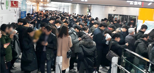 29일 오전 신분당선 판교역에서 출근길 시민들이 열차를 기다리고 있다. 이날 오전 8시 3분쯤 강남행 열차가 출입문 고장으로 청계산입구역에서 약 10분간 멈춰 출근길 시민들이 큰 불편을 겪었다.  연합뉴스