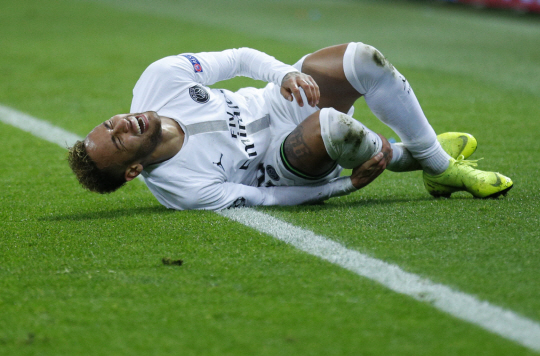 파리 생제르맹의 네이마르가 29일 오전(한국시간) 프랑스 파리의 파르크 드 프랭스에서 열린 UEFA 챔피언스리그 C조 조별리그 5차전 리버풀과의 홈경기에서 그라운드에 누워 고통스럽다는 듯 얼굴을 찡그리고 있다.  AP연합뉴스