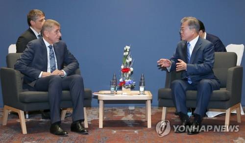 (프라하=연합뉴스) 문재인 대통령과 안드레이 바비스 체코 총리가 28일 오후(현지시간) 체코 프라하 힐튼 호텔에서 열린 회담에서 대화하고 있다. 2018.11.28