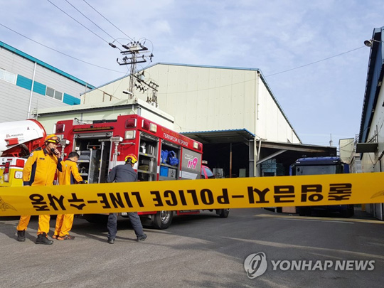 (부산=연합뉴스) 28일 오후 부산 사상구 감전동에 있는 폐수처리업체에서 황화수소로 추정되는 물질이 누출, 근로자 4명이 의식불명 상태다. 119 구조대가 사고현장을 차단하고 구조작업을 벌이고 있다. 2018.11.28