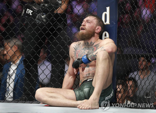 UFC 229에서 하빕에게 패한 뒤 망연자실한 맥그리거 [AP=연합뉴스 자료사진]