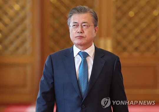 (서울=연합뉴스) 문재인 대통령이 9일 오후 청와대에서 열린 재외공관장 신임장 제정 행사에 입장하다 생각에 잠겨 있다. 2018.11.9