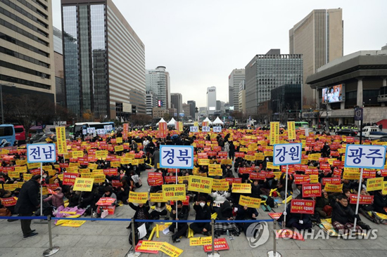 (서울=연합뉴스) 29일 오후 서울 광화문광장에서 한국유치원총연합회(한유총)가 개최한 ‘전국 사립유치원 원장, 설립자, 학부모 대표 총궐기 대회’에서 참가자들이 ‘박용진 3법’에 반대하며 손팻말을 들고 있다.