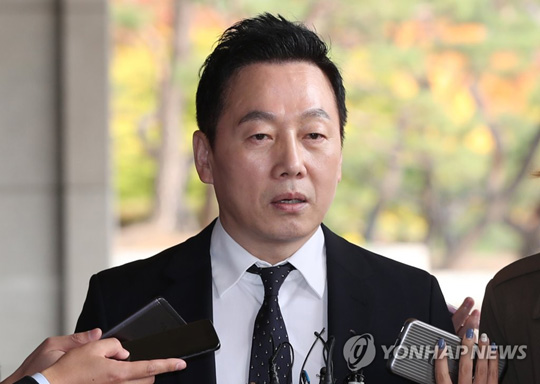 (서울=연합뉴스) 자신의 성추행 의혹 보도를 허위라고 주장하며 비판했다가 고소당한 정봉주 전 국회의원이 16일 오후 서울 서초구 서울중앙지검에 피의자 신분으로 출석, 취재진의 질문에 답하고 있다. 2018.10.16