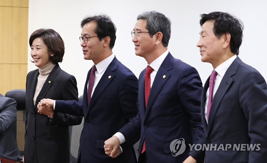 (서울=연합뉴스) 29일 오전 국회 의원회관에서 열린 자유한국당 초선의원 모임에 인사차 방문한 원내대표 후보군에 속한 나경원(왼쪽부터), 김영우, 김학용, 유재중 의원이 포부를 밝힌 뒤 손잡고 있다 .