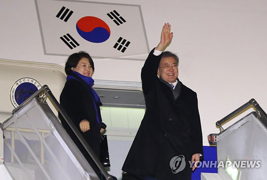 (프라하=연합뉴스) 문재인 대통령과 부인 김정숙 여사가 28일 오후(현지시간) 중간 기착지 체코 프라하 방문을 마친 뒤 바츨라프 하벨 국제공항을 통해 G20 정상회의가 열리는 아르헨티나 부에노스아이레스로 출발하기 전 손을 들어 인사하고 있다.