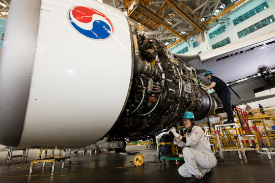 서울 강서구 공항동 대한항공 본사 격납고에서 정비사들이 엔진을 점검하고 있다.   대한항공 제공