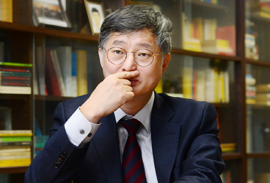 장영수 고려대 법학전문대학원 교수가 22일 서울 성북구 안암동 신법학관 내 자신의 연구실에서 문화일보와 인터뷰하면서 사법파동의 원인에 대해 설명하고 있다.  신창섭 기자 bluesky@