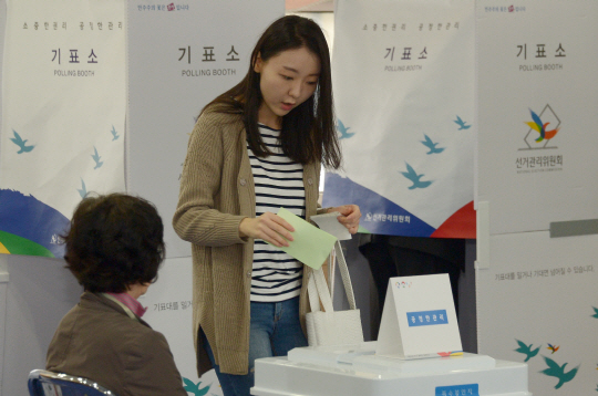 제20대 국회의원 총선거가 치러진 지난 2016년 4월 13일 서울 중구 청구초등학교에 마련된 투표소에서 한 시민이 투표하고 있다. 뉴시스