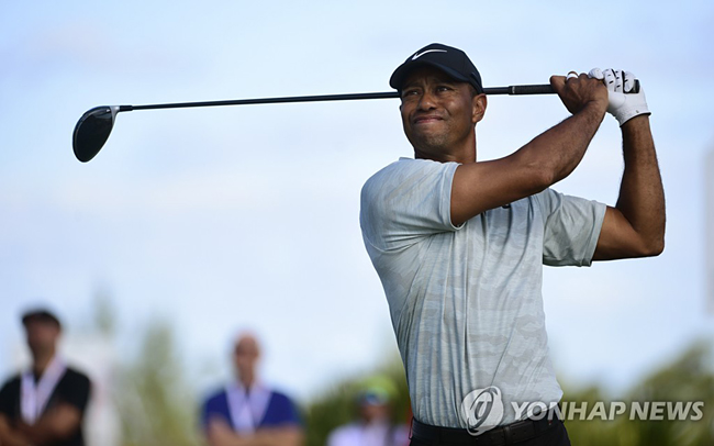 7번 홀 티샷하는 우즈[AP=연합뉴스]