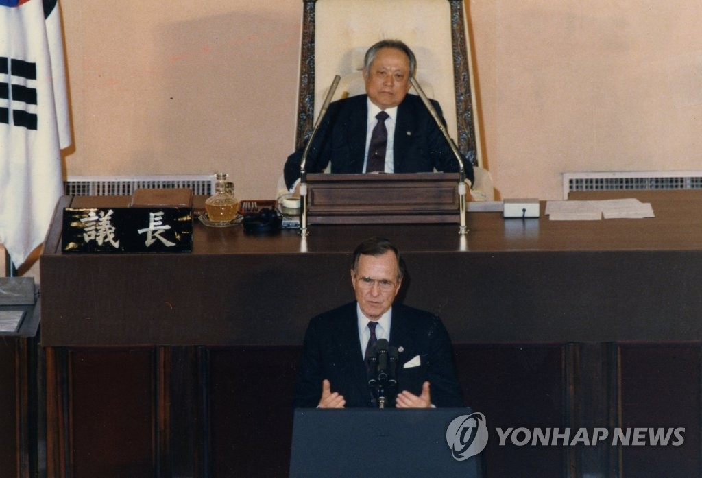 국회도서관은 도널드 트럼프 미국 대통령의 11월 8일 국회연설에 맞춰 ‘역대 미국 대통령의 국회연설’을 주제로 관련 기록물 2일 공개했다. 사진은 1989년 2월 27일 조지 부시 전 미국 대통령의 제13대 국회 본회의장 연설 모습.  [국회도서관 제공=연합뉴스]