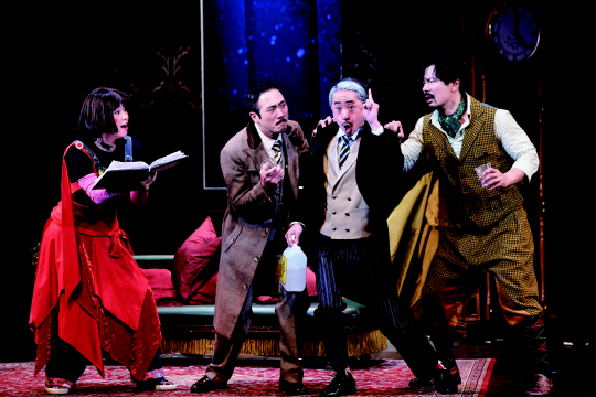 신시컴퍼니 30주년과 세종문화회관 개관 40주년을 맞아 공연 중인 슬랩스틱 연극 ‘더 플레이 댓 고우즈 롱’. 신시컴퍼니 제공