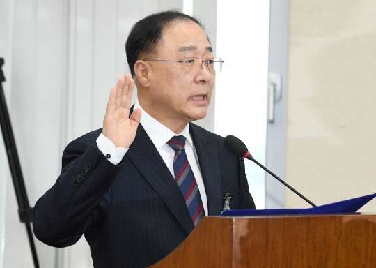 홍남기 부총리 겸 기획재정부 장관 후보자가 4일 오전 국회에서 열린 인사청문회에 출석해 선서하고 있다.