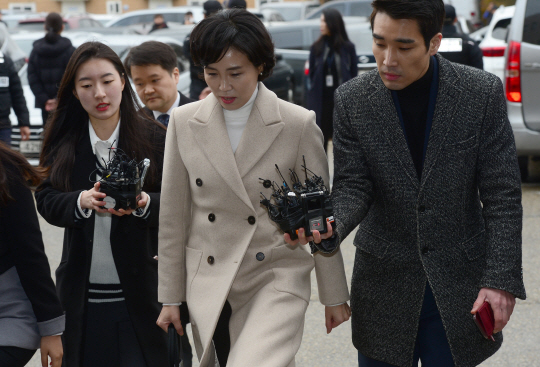 이재명 경기지사의 부인 김혜경 씨가 4일 오전 조사를 받기 위해 경기 수원시 수원지방검찰청으로 들어가며 기자들의 질문을 받고 있다.