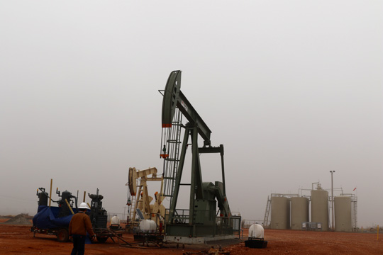 지난 11월 30일 미국 오클라호마주 킹피셔 카운티에 위치한 SK이노베이션 네마하 광구에서 펌핑 유닛이 셰일 오일과 가스를 퍼올리고 있다.