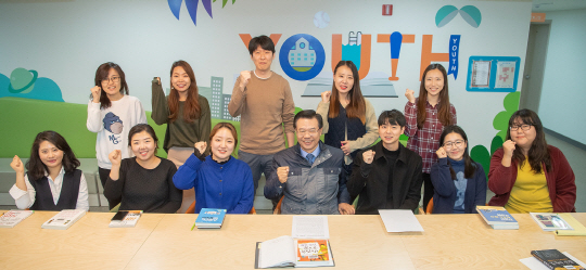 성장현(앞쪽 가운데) 용산구청장이 지난달 21일 원효로 용산꿈나무종합타운 4층 일자리카페에서 청년들과 간담회를 한 뒤 파이팅을 외치고 있다.  용산구청 제공