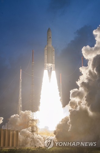 5일 오전 5시 37분(현지시간 4일 오후 5시 37분) 프랑스령 기아나의 기아나 우주센터에서 천리안 2A호를 탑재한 아리안-5 ECA 발사체가 발사되고 있다. [EPA=연합뉴스]
