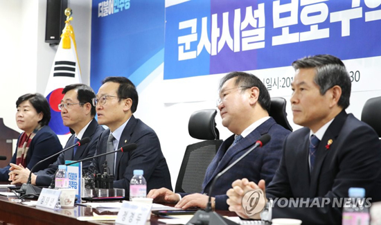 (서울=연합뉴스) 더불어민주당 홍영표 원내대표(왼쪽 세번째)가 5일 오전 국회 의원회관에서 열린 군사시설 보호구역 해제 및 완화 당정협의에서 발언하고 있다.