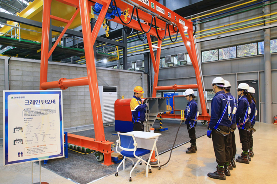 울산 동구 전하동 현대중공업에 들어선 통합안전교육센터에서 직원들이 안전교육을 받고 있다. 현대중공업 제공