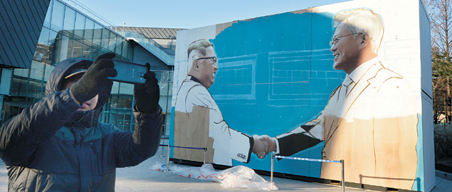 김정은 북한 국무위원장의 연내 서울 답방 여부에 관심이 집중되고 있는 가운데, 7일 오전 서울 종로구 청와대 인근 사랑채 앞마당에 문재인 대통령이 김 위원장과 악수하는 모습이 담긴 대형 미술작품이 설치돼 있다.