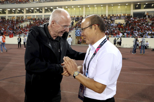 박항서(오른쪽) 베트남대표팀 감독이 6일 베트남 하노이의 미딘국립경기장에서 열린 스즈키컵 4강전에서 스벤 예란 에릭손 필리핀 감독과 악수하고 있다.  AP연합뉴스