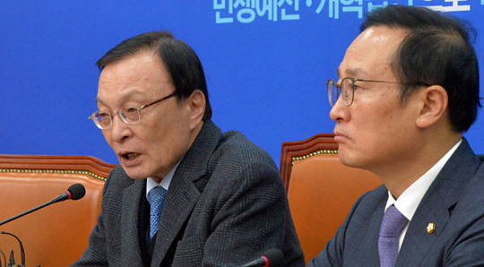 이해찬(왼쪽) 더불어민주당 대표가 7일 오전 국회에서 열린 최고위원회의에서 모두발언을 하고 있다. 오른쪽은 홍영표 원내대표.