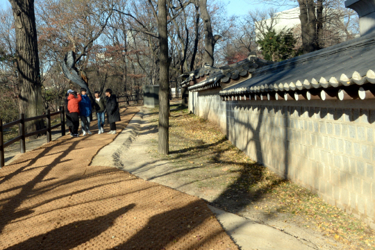 7일 오전 시민들이 영국대사관에 막혀 있던 일부 구간이 개방돼 1.1㎞ 구간 전체가 완전 개방된 덕수궁 돌담길을 걷고 있다. 김선규 기자 ufokim@