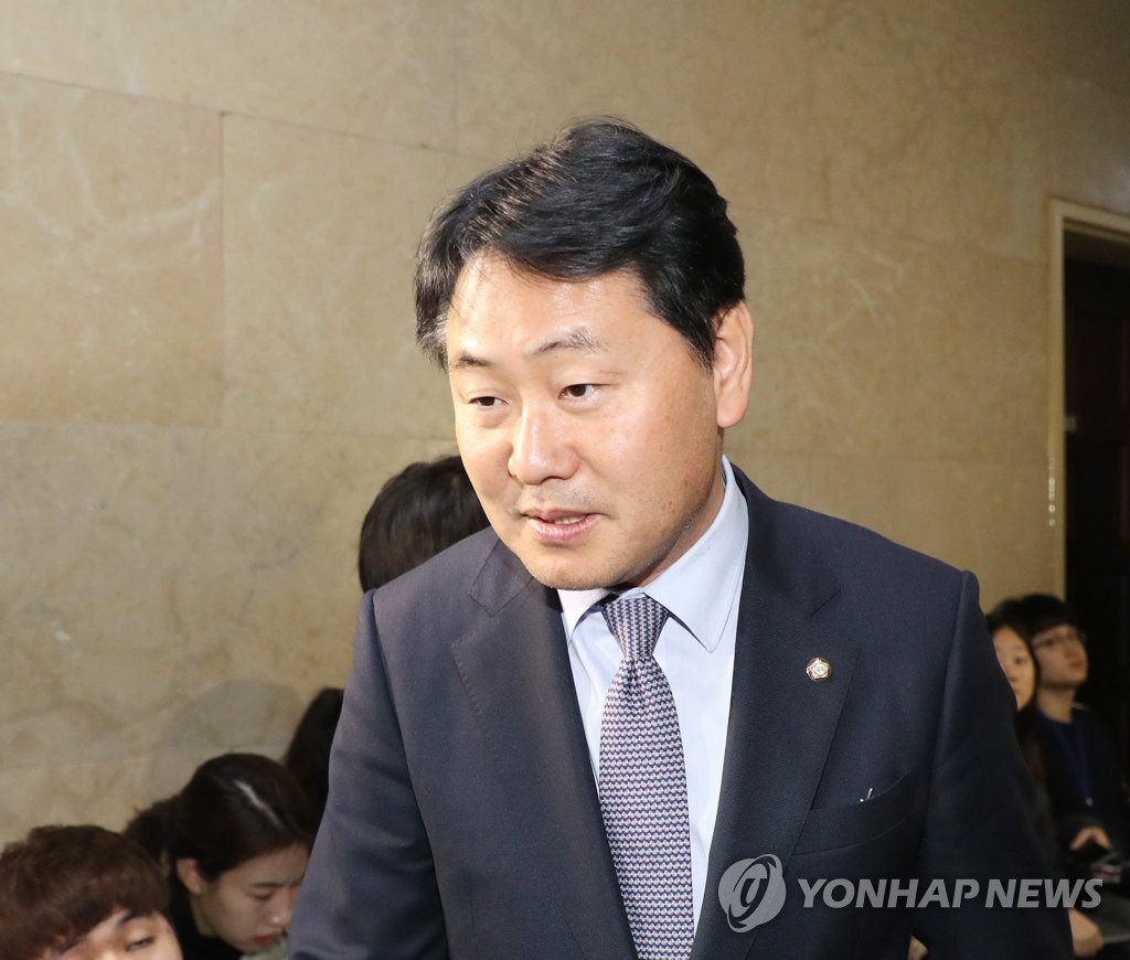(서울=연합뉴스) 바른미래당 김관영 원내대표가 6일 오전 국회에서 교섭단체 원내대표들과 내년도 예산안 협상을 하기 위해 운영위원장실로 향하고 있다.