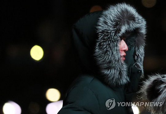 (서울=연합뉴스) 올겨울 최강 한파가 찾아온 7일 오후 서울 광화문네거리에서 두꺼운 외투를 입은 시민이 발걸음을 서두르고 있다.
