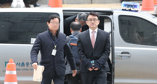 세월호 유족 불법 사찰 혐의를 받는 이재수 전 기무사령관이 지난 3일 서초동 서울중앙지법에서 열린 구속영장심사에 출석하고 있다. 뉴시스