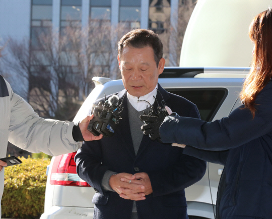 노무현 전 대통령의 부인 권양숙 여사를 사칭한 김모 씨에게 사기당한 윤장현 전 광주시장이 10일 오전 광주 동구 광주지방검찰청에 출두해 취재진의 질문에 답하고 있다.  연합뉴스
