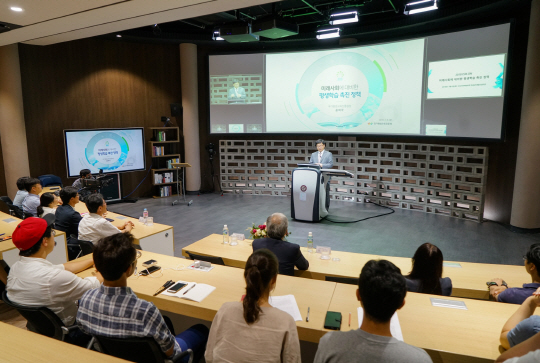 사이버대는 오프라인대학에서 흔히 찾아볼 수 없는 특성화된 학과·전공으로 주목받고 있다. 고려사이버대 계동캠퍼스 인촌관의 최첨단 원형 스튜디오에서 학생들이 강의에 열중하는 장면.   고려사이버대 제공