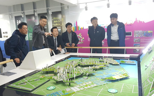 인천도시재생지원센터가 운영하는 도시재생대학 심화과정에서 마을활동가들이 도시 홍보관 견학을 하고 있다.  인천도시공사 제공