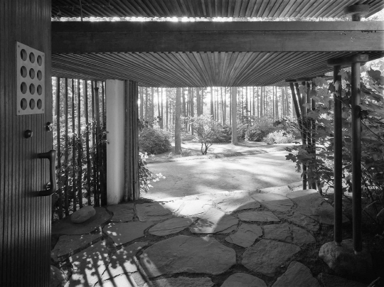 집의 일부이면서도 앞에 펼쳐진 숲의 한 부분처럼 느껴지는 엔트런스 포치.    https://www.formidablemag.com/alvar-aalto/