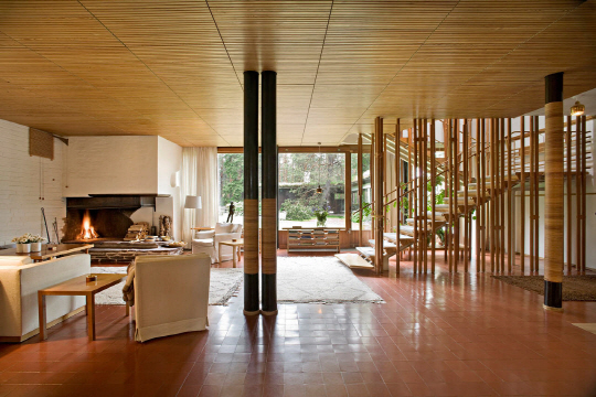 마이레아 주택의 거실. 특정한 어떤 한 가족을 위해 지어진 것이 아니라 새로운 사회를 위한 양산주택의 원형으로 완성됐다.  @Rauno Traskelin/Mairea Foundation