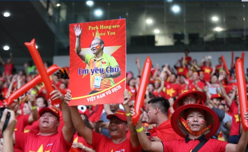 “사랑해요 박항서” 베트남 축구팬들의 열띤 응원 [VN익스프레스 캡처]