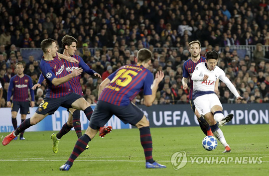 (바르셀로나 AP=연합뉴스) 잉글랜드 프리미어리그 토트넘의 손흥민(오른쪽)이 11일(현지시간) 스페인 바르셀로나의 캄 노우에서 열린 FC바르셀로나와의 2018-2019 유럽축구연맹(UEFA) 챔피언스리그 조별리그 B조 최종전에서 슈팅을 시도하고 있다. 이날 선발 출전해 71분간 활약한 손흥민의 소속팀 토트넘은 바르셀로나와 1-1로 비기면서 UEFA 챔피스언스리그 16강에 진출했다.