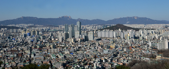 망우리공원에서 가장 빼어난 전망을 자랑하는 중랑전망대에서 본 서울 강북구, 노원구, 도봉구 일대의 전경. 빽빽한 건물 뒤로 북한산과 도봉산의 암릉이 보인다. 고층빌딩 뒤쪽이 북한산 백운대고, 그 왼쪽이 북한산 보현봉이다. 오른쪽에서 가장 높은 암봉은 도봉산 정상이다. 사진에는 없지만, 전망대에서는 도봉산 오른쪽으로 수락산과 불암산까지 한눈에 들어온다.
