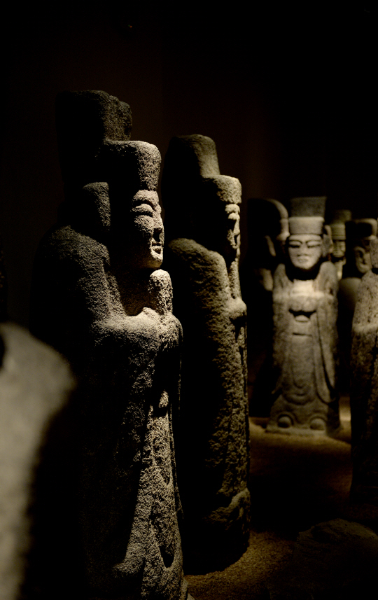 서울 성북동 우리옛돌박물관 실내 전시실의 문인석. 이 석조물이 누군가의 무덤 앞에 서 있었음을, 마치 어둠과 빛으로 드러내는 듯하다. 절제된 조명은 돌의 형태와 질감을 도드라지게 해 자연의 빛에서는 미처 알지 못했던 표정까지 드러나게 한다.