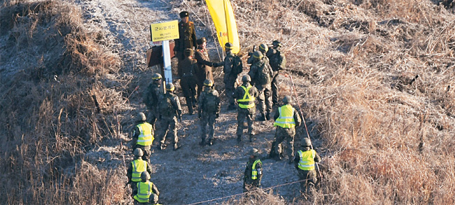 남북 군사 당국이 9·19 군사분야 합의서 이행 차원에서 시범철수한 비무장지대(DMZ) 내 감시초소(GP)에 대한 상호검증에 나선 12일 오전, 우리 측 현장검증반이 강원 철원 중부전선에서 북측 검증반과 만나 악수를 나누고 있다. 사진공동취재단