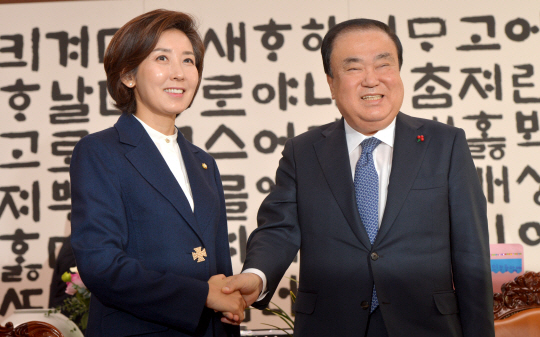 나경원(왼쪽) 신임 자유한국당 원내대표가 12일 오전 국회 본청 문희상 국회의장실을 예방, 문 의장과 악수하고 있다.