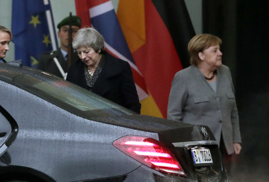앙겔라 메르켈(오른쪽) 독일 총리가 11일 베를린에서 열린 브렉시트(영국의 유럽연합(EU) 탈퇴) 합의안 수정 관련 회담을 마치고 차에 오르는 테리사 메이 영국 총리로부터 등을 돌리고 있다.  AP 연합뉴스