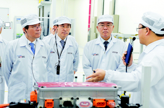 11일 충북 충주시 현대모비스 수소 연료전지시스템 공장을 찾은 성윤모(왼쪽 첫 번째) 산업통상자원부 장관과 정의선(〃세 번째) 현대자동차그룹 수석부회장이 수소연료전지와 관련된 부품에 대한 설명을 듣고 있다.   연합뉴스